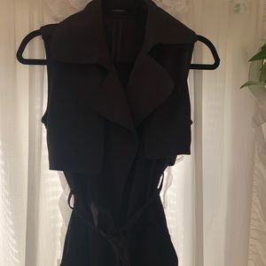 Long sleeveless coat